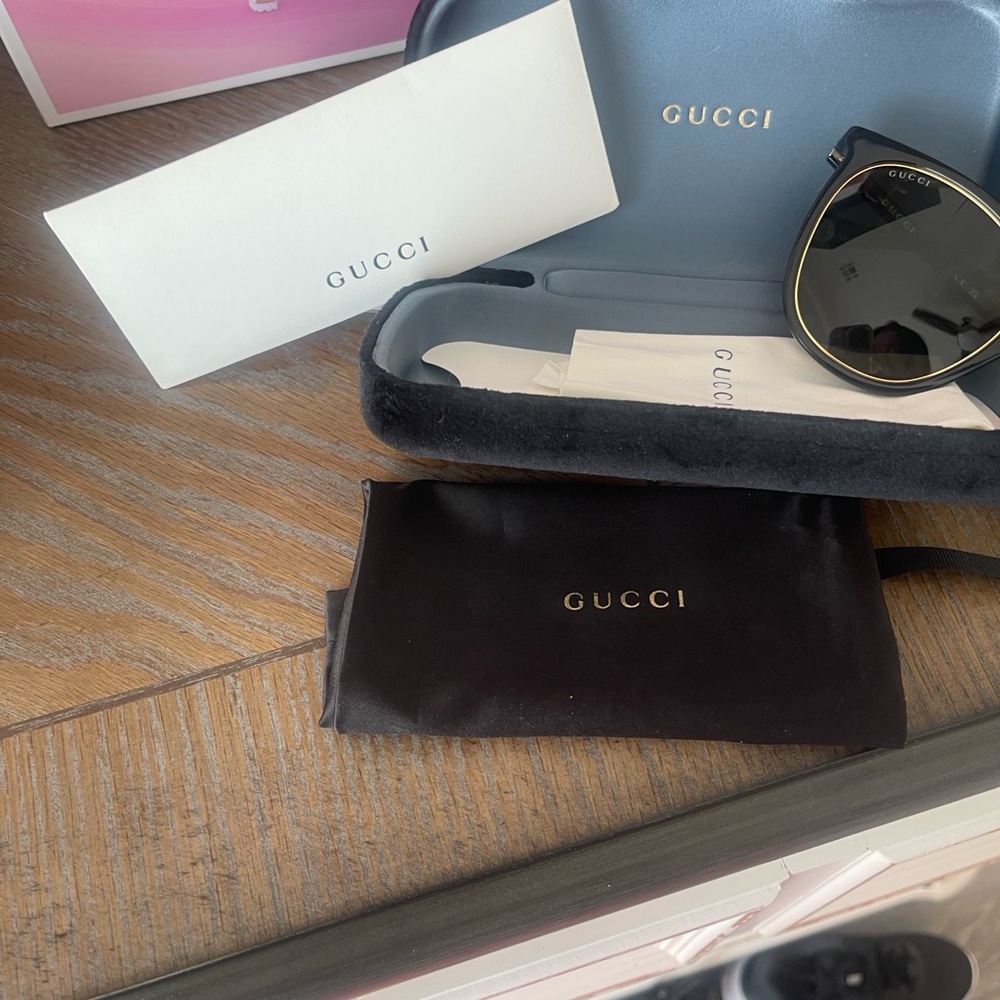 Gucci Black Sunglasses authentic with case dust bag and cloth - Picture 7 of 7